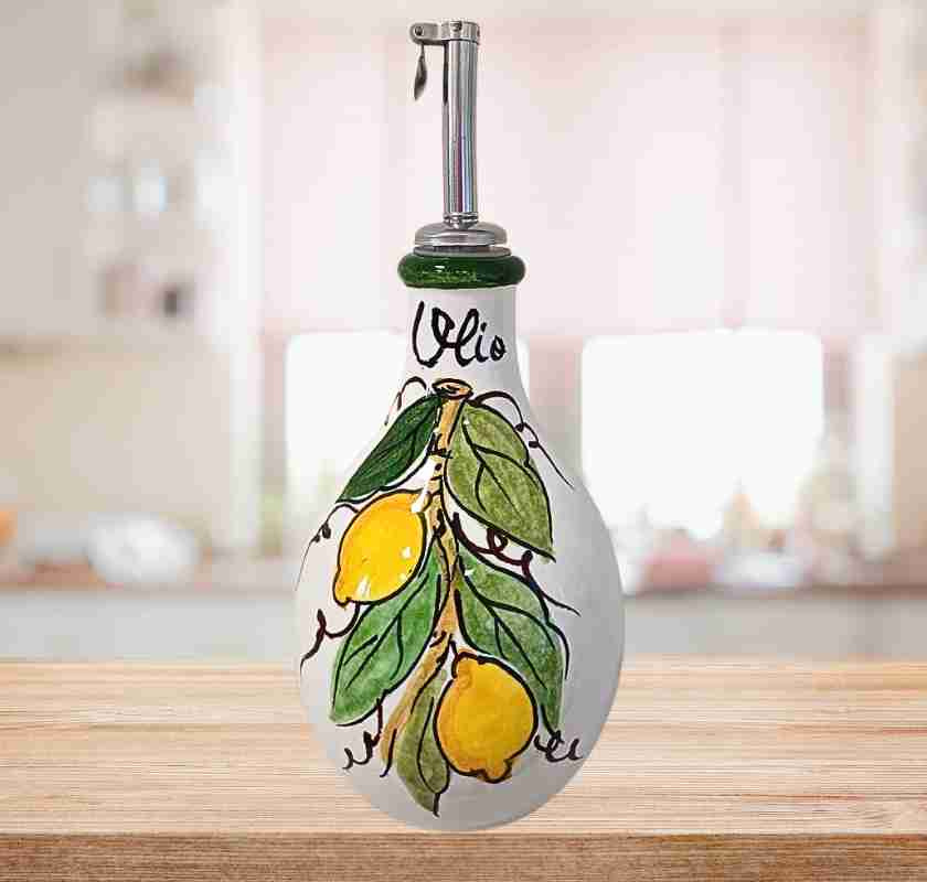 Olivoljeflaska rund i keramik med citroner i k�k p� b�nk