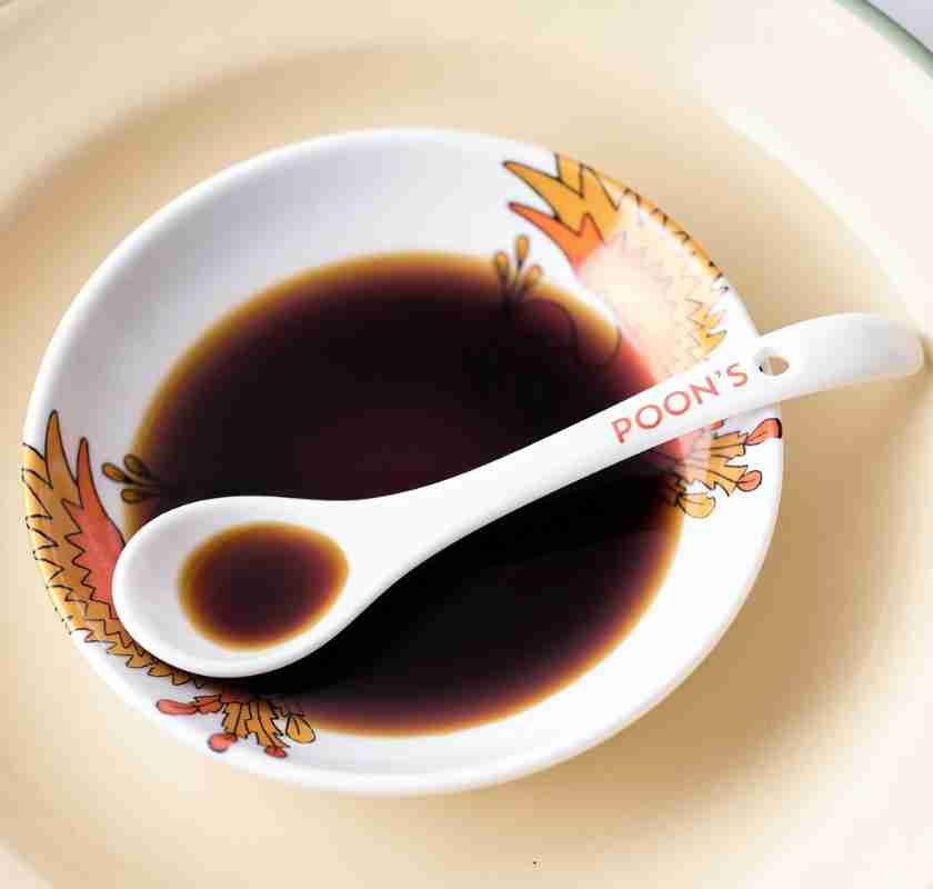 Poon''s Premium First Extract Soy Sauce p� fat med sked
