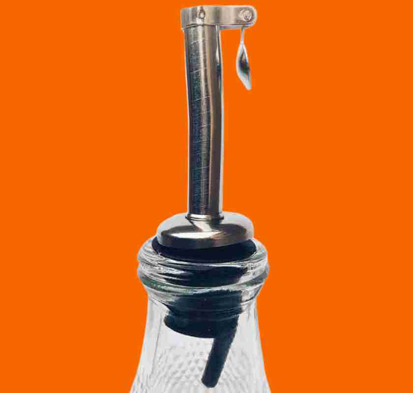 En glasflaska med h�llpip och kork med en droppspets. Bakgrunden �r orange.