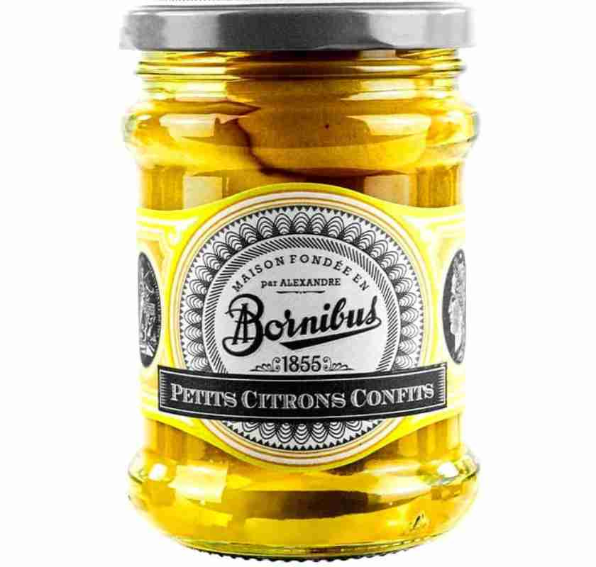 En glasburk med gul citruskonservering. Etiketten anger produktnamnet 