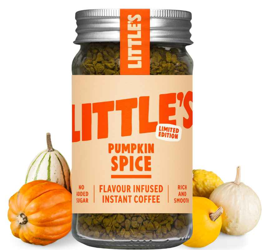 Glasburk med Littles Pumpkin Spice Coffe och olika sorters små pumpor i bakgrunden. Texten på burken anger smaksättning och produktinformation.