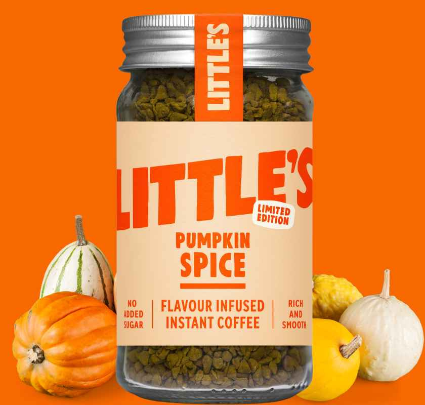 Littles Pumpkin Spice Coffe med pumpor och orange bakgrund